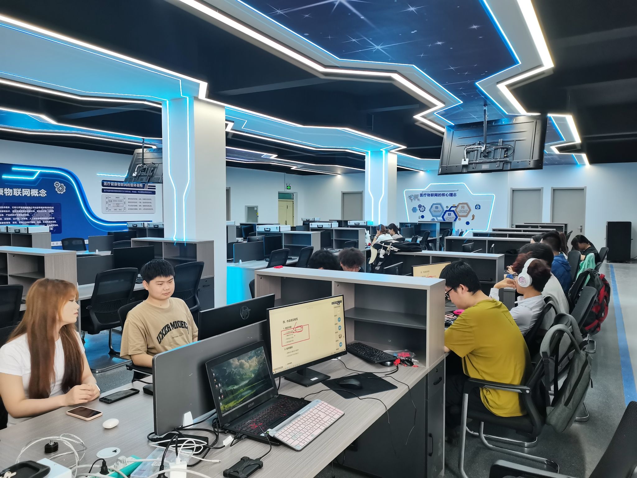 智慧醫(yī)學(xué)產(chǎn)業(yè)學(xué)院學(xué)生積極備戰(zhàn)第十四屆“軟件杯”比賽